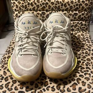 Kyries not sure what model hopefully you can find it but they are Kyries